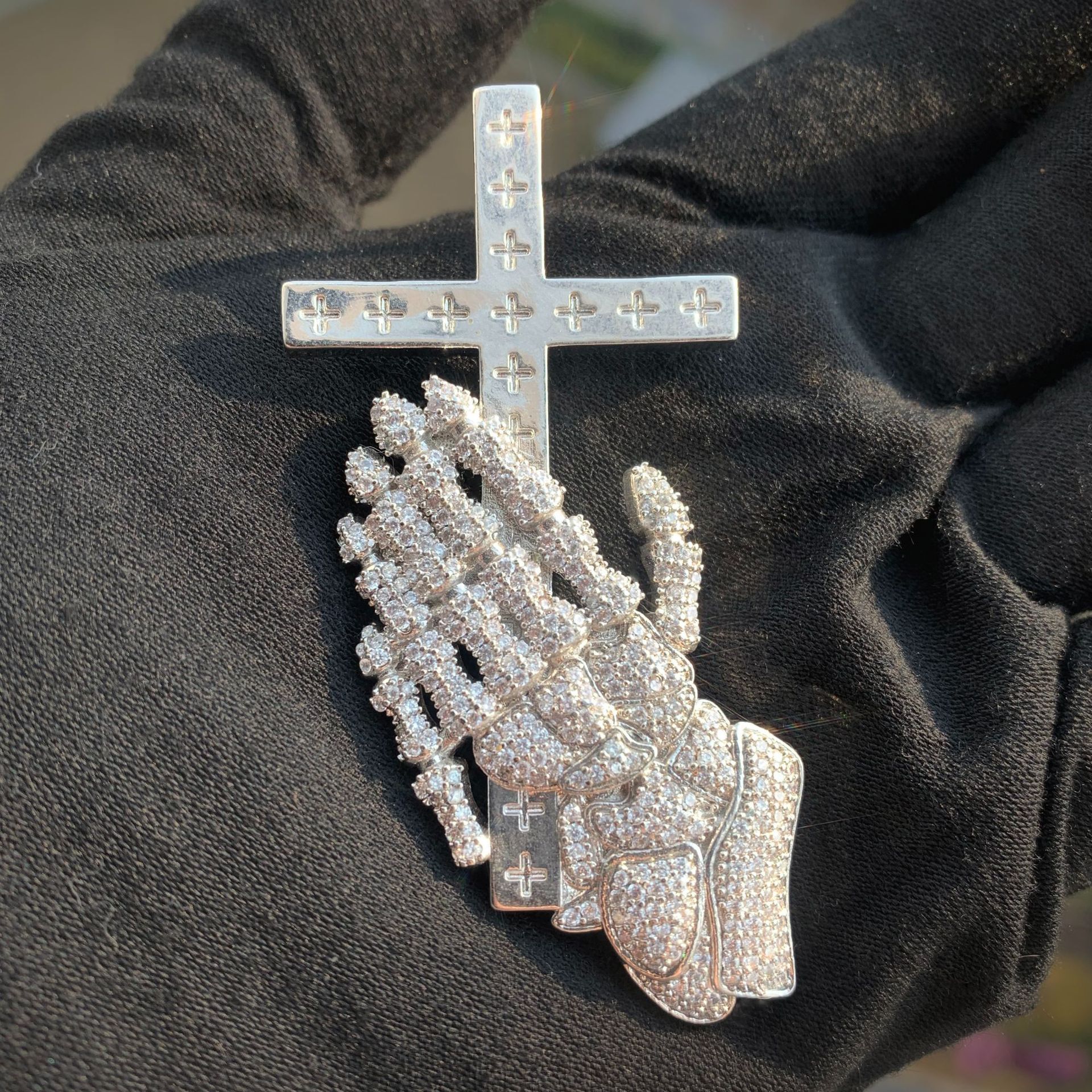Luxury VVS Moissanite New Iced Out Full Iced Out Hand Holding Cross Pendant Necklace Hip Hop Niche Individual Accessory Passes the Diamond Tester