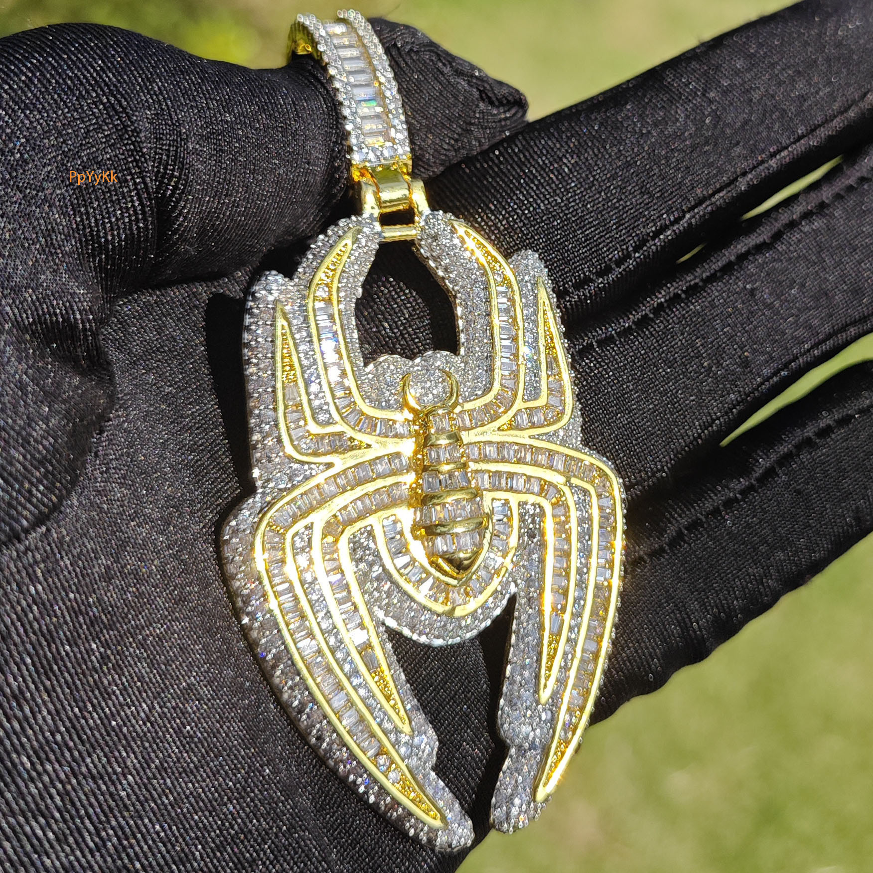 Luxury VVS Moissanite New Iced Out Full Iced Out Mini Spider Pendant Necklace Hip Hop Unisex Simple Individual Trendy Accessory Passes the Diamond Tes