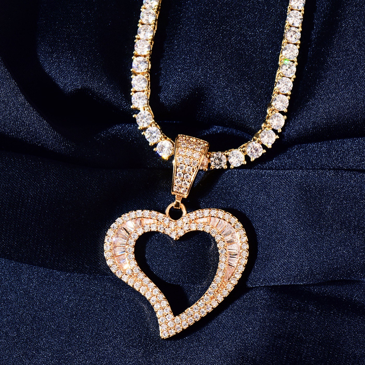 Luxury Moissanite Iced Out Curved Openwork Heart Hip Hop Diamond Studded Simple Trendy Pendant Necklace Passes the Diamond Tester
