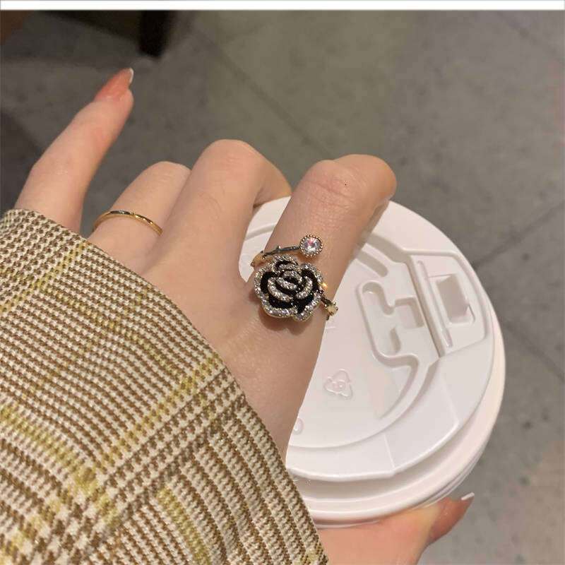 A black camellia ring for a woman with a high-end and elegant style on Instagram