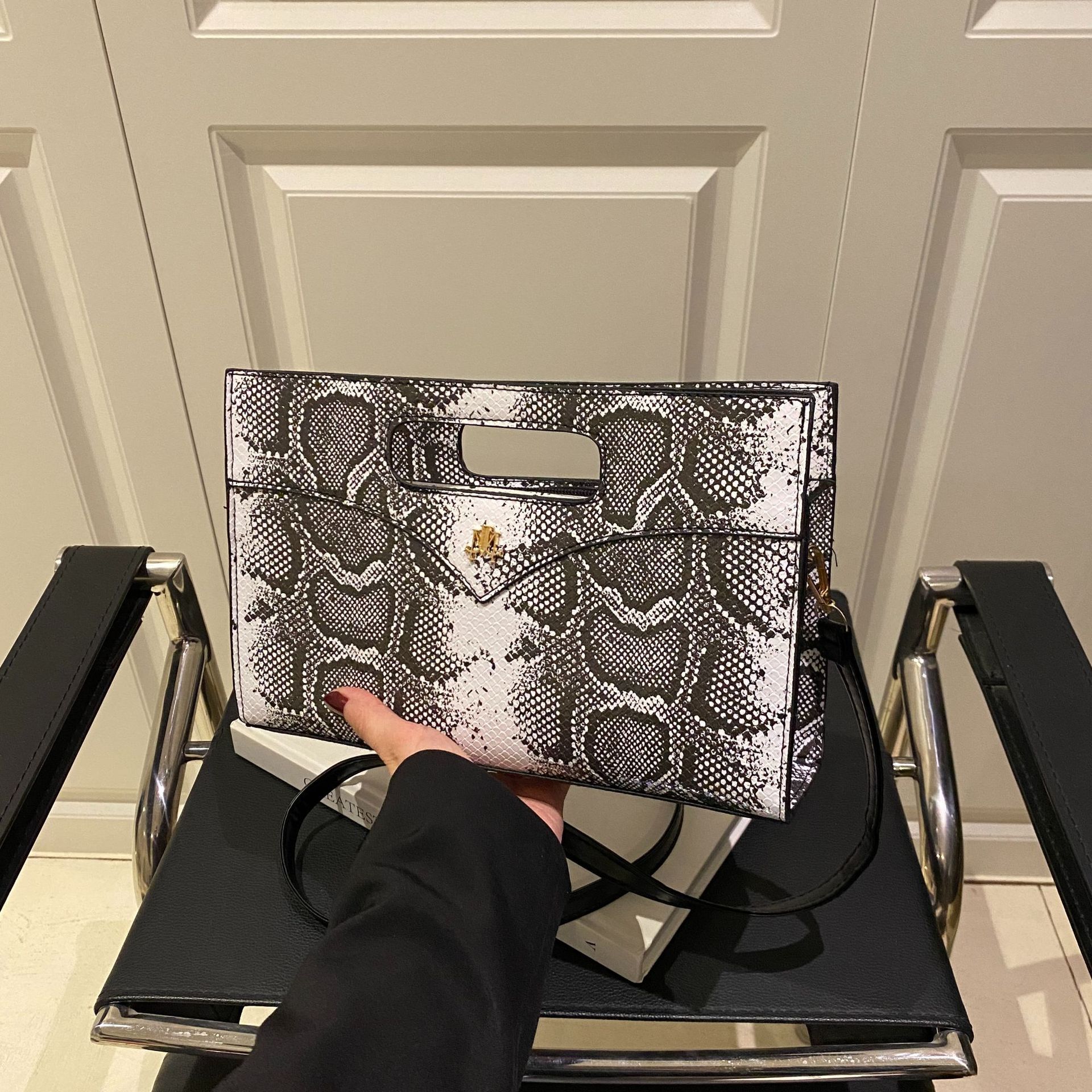 Free Shipping 2025 New Designer Bag High-end Fashion Snakeskin Pattern Handwoven Bag Fashion High-end Niche Evening Shoulder Bag For Women