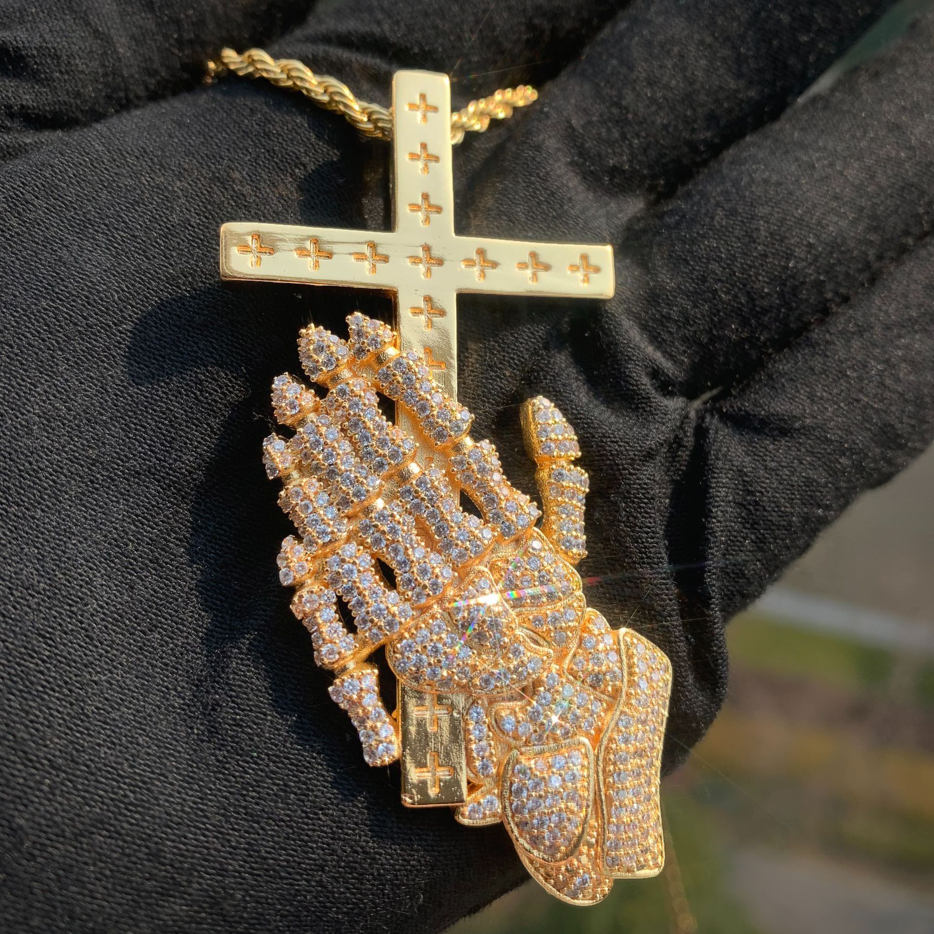 Luxury VVS Moissanite New Iced Out Full Iced Out Hand Holding Cross Pendant Necklace Hip Hop Niche Individual Accessory Passes the Diamond Tester