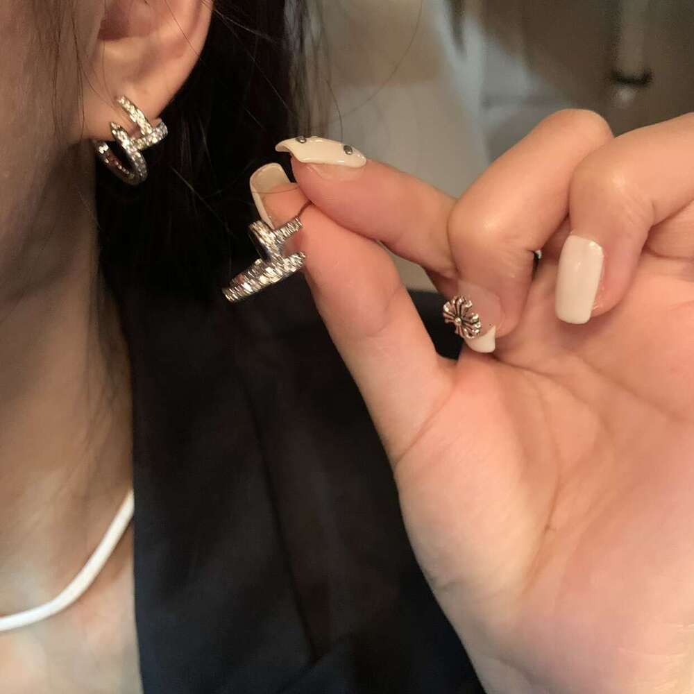 Earrings with a high-end and eye-catching look, light luxury and high-end earrings, pure silver Korean-style earrings for women, a bestseller