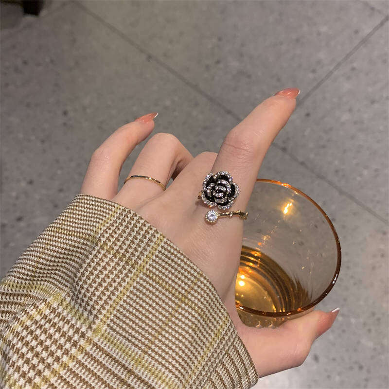 A black camellia ring for a woman with a high-end and elegant style on Instagram