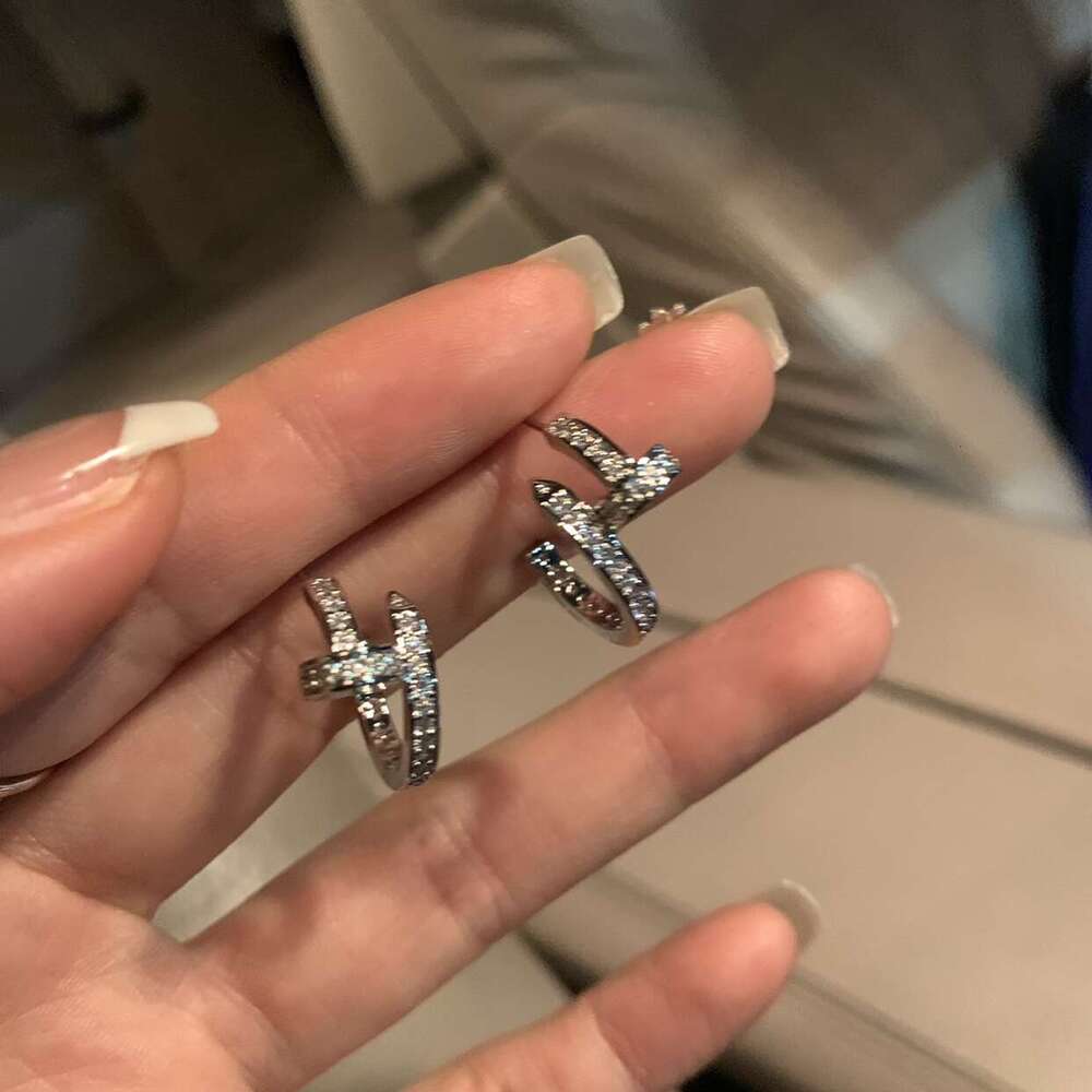 Earrings with a high-end and eye-catching look, light luxury and high-end earrings, pure silver Korean-style earrings for women, a bestseller