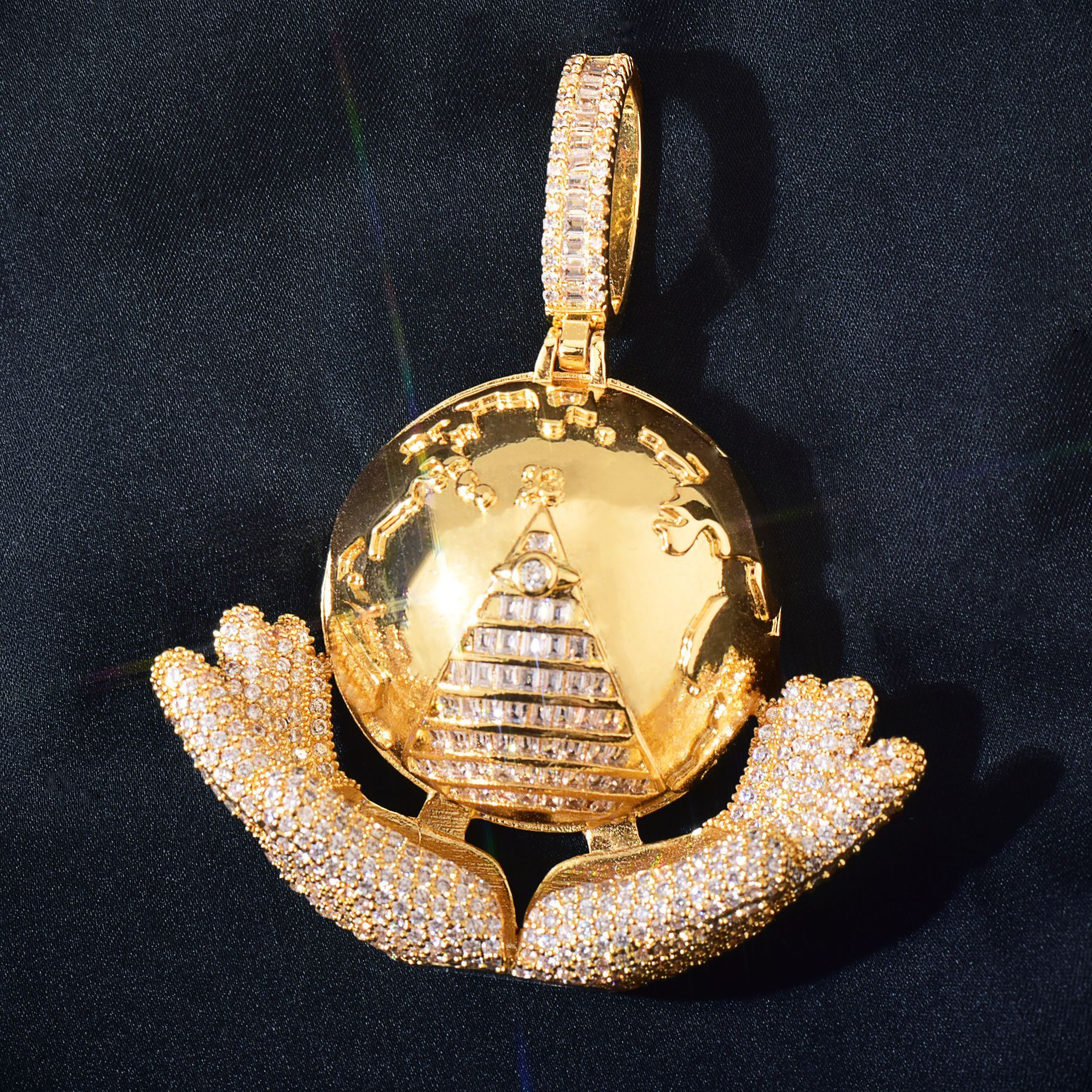 Luxury VVS Moissanite New Iced Out Two Hands Holding Ball Diamond Studded Hip Hop Smooth Surface Trendy Pendant Necklace Passes the Diamond Tester