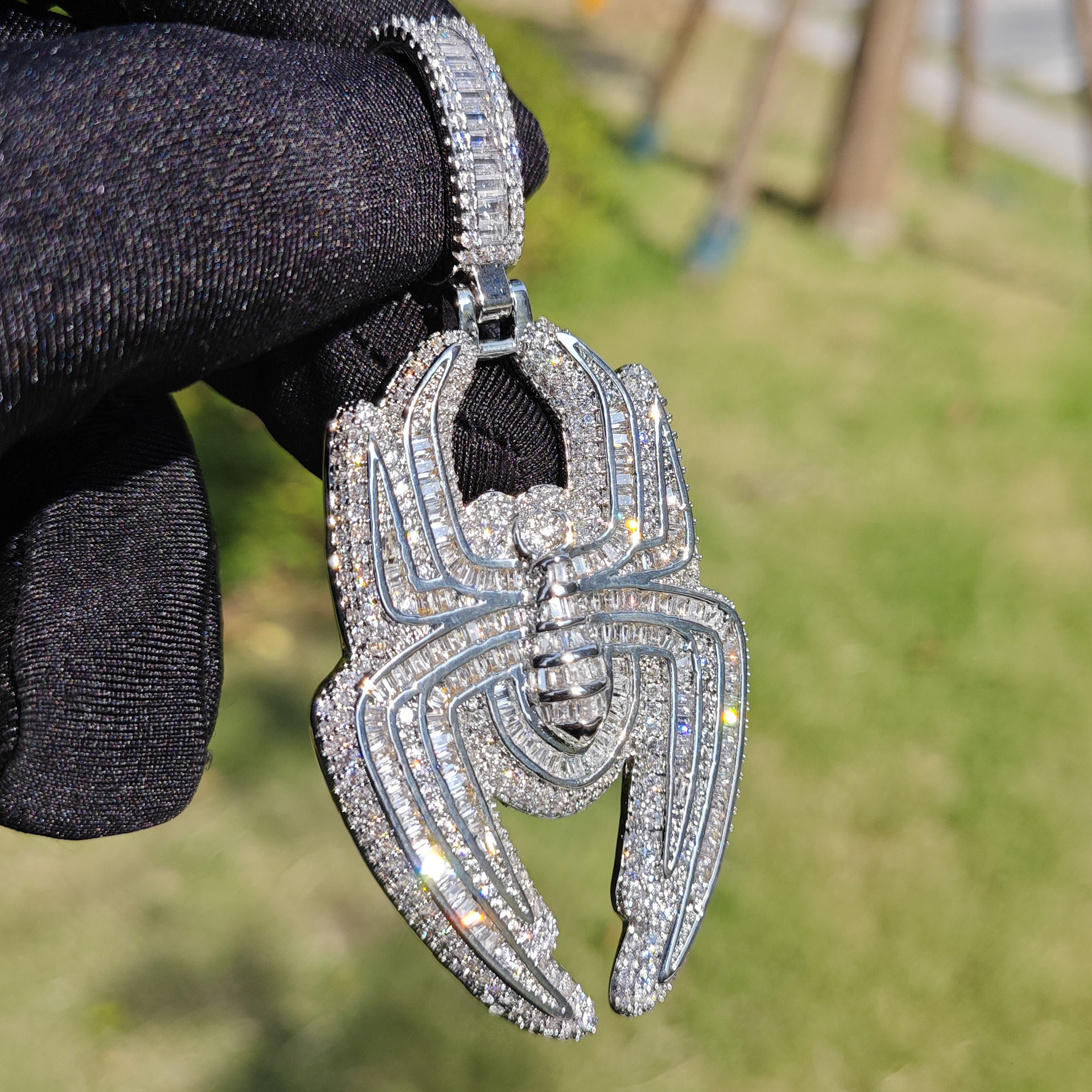 Luxury VVS Moissanite New Iced Out Full Iced Out Mini Spider Pendant Necklace Hip Hop Unisex Simple Individual Trendy Accessory Passes the Diamond Tes