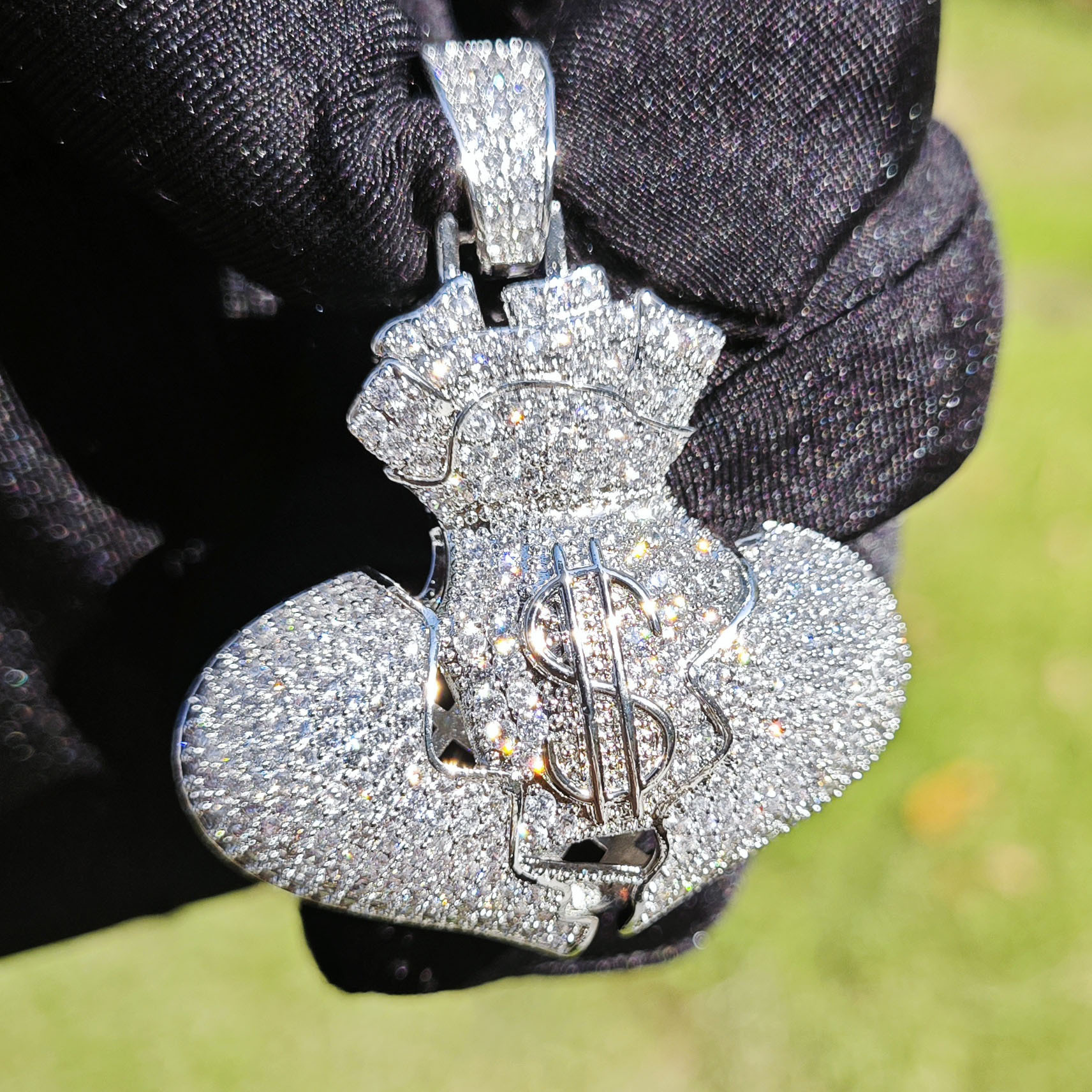 Luxury VVS Moissanite Iced Out Dollar Broken Heart Pendant Necklace Hip Hop Simple Individual Diamond Studded Trendy Fashion Accessory Passes the diam
