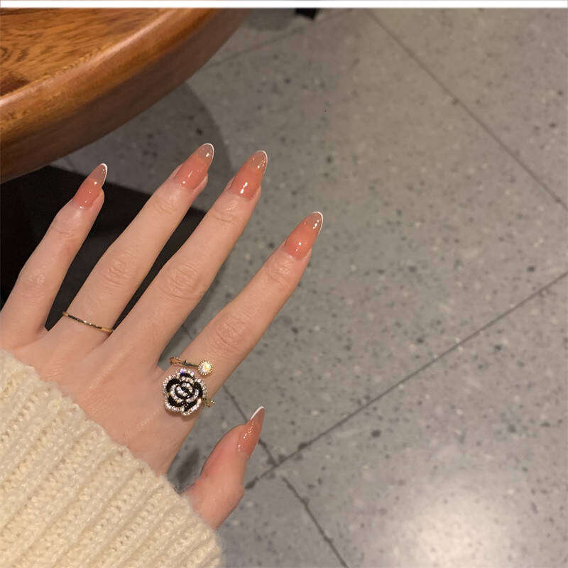 A black camellia ring for a woman with a high-end and elegant style on Instagram
