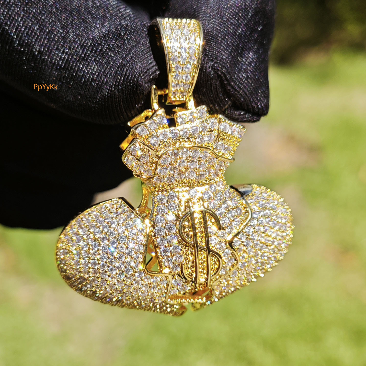 Luxury VVS Moissanite Iced Out Dollar Broken Heart Pendant Necklace Hip Hop Simple Individual Diamond Studded Trendy Fashion Accessory Passes the diam