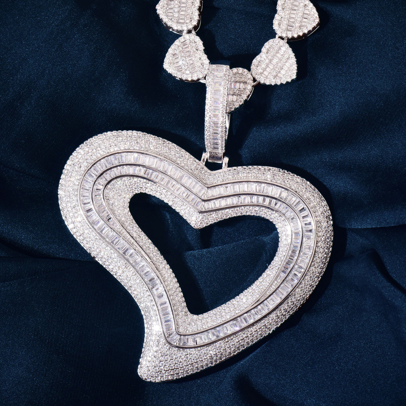 Luxury Moissanite Iced Out Curved Openwork Big Heart Diamond Studded Hip Hop Pendant Necklace Simple Trendy Accessory Passes the Diamond Tester