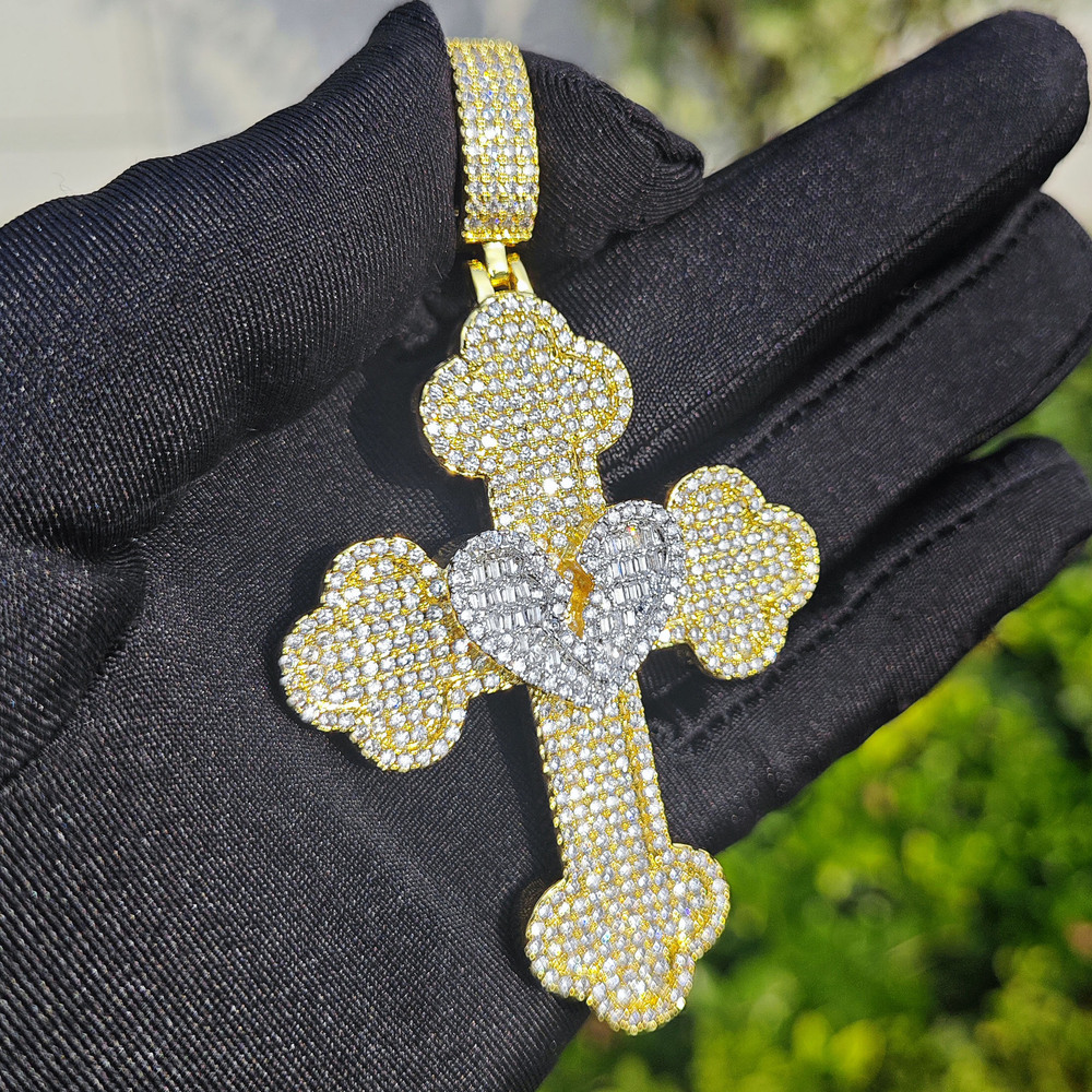 New Release Hip Hop Broken Heart Cross Pendant Minimalist Edgy Iced Out VVS Moissanite Bling Trendy Versatile Luxury Necklace Jewelry Passes the diamo