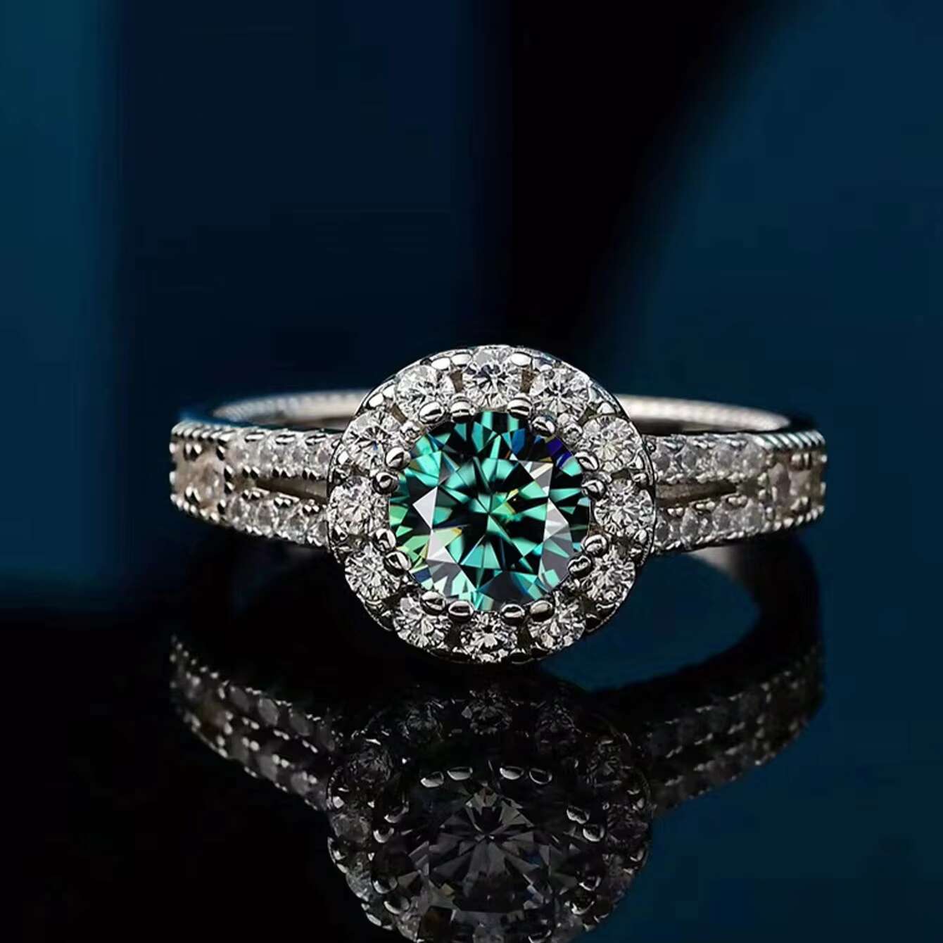 Gold Plated 925 Sterling Silver Wedding Gift Ring Fashionable Round Inlaid Diamond Moissanite for Elegant and Stylish