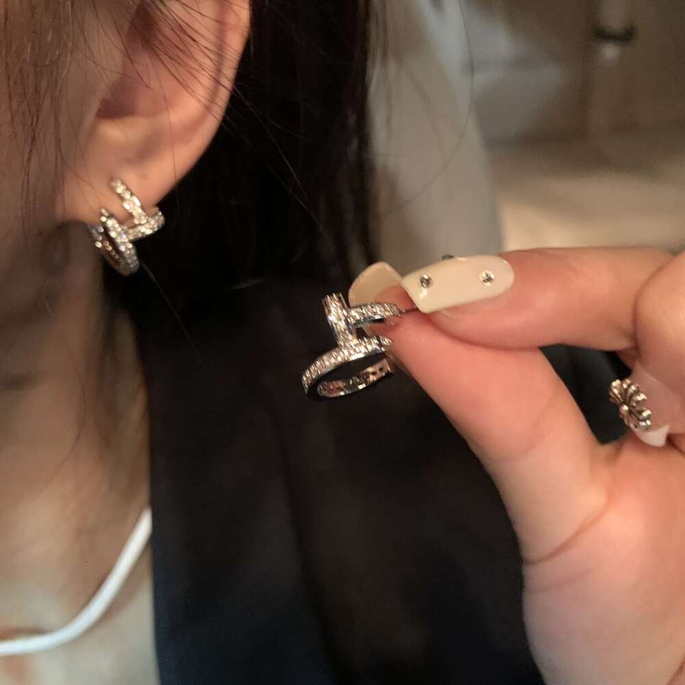 Earrings with a high-end and eye-catching look, light luxury and high-end earrings, pure silver Korean-style earrings for women, a bestseller