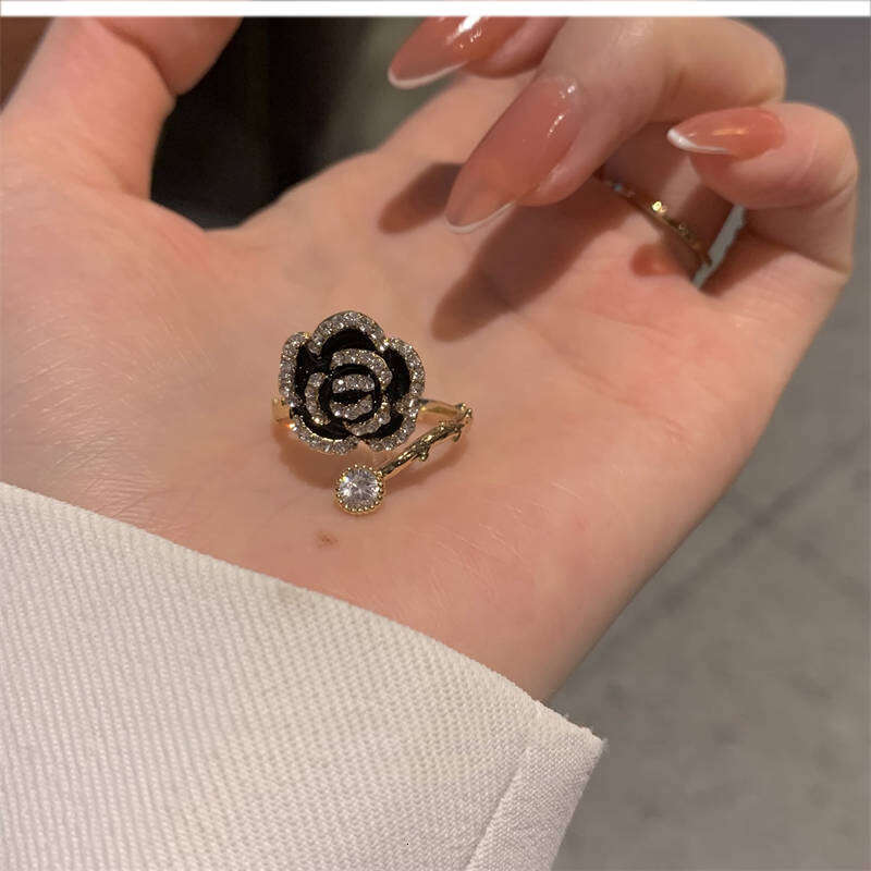 A black camellia ring for a woman with a high-end and elegant style on Instagram