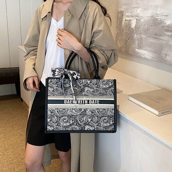 Free Shipping Fashion Women's Bag Internet Famous New Embroidery Designer Handbag Commuting Tote Bag Versatile Underarm Shoulder Bag 3D Shopping Bag