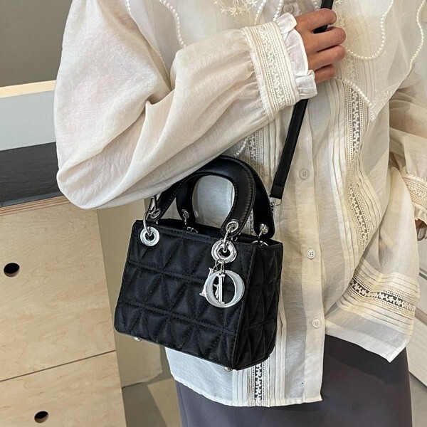 2025 Designer's New Korean Style Fashion Sweet Women's Handbag Quilted Small Square Bag Simple Horizontal Princess Diana Bag
