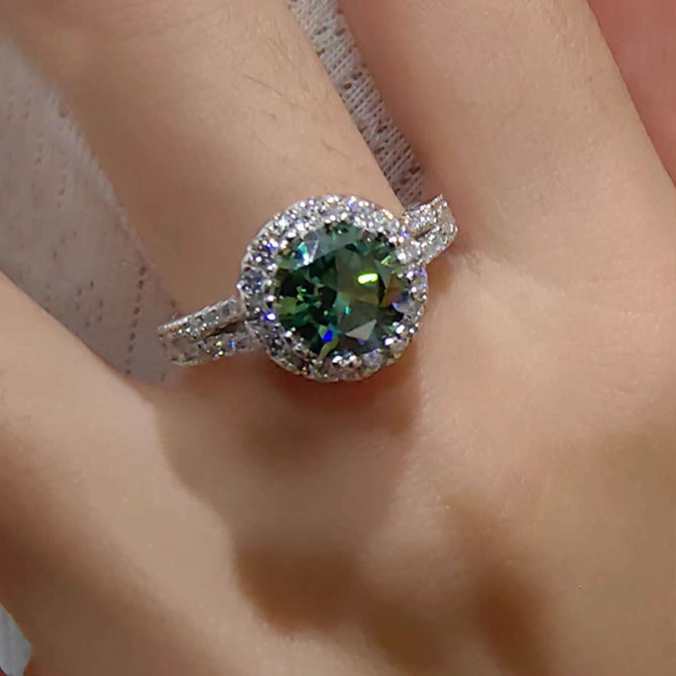 Gold Plated 925 Sterling Silver Wedding Gift Ring Fashionable Round Inlaid Diamond Moissanite for Elegant and Stylish