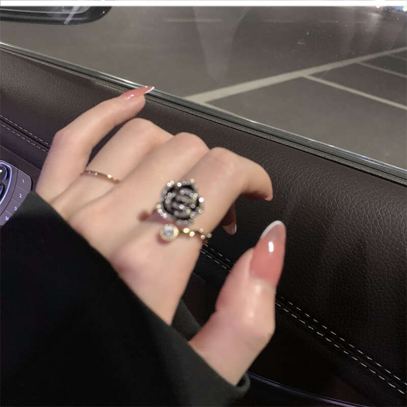A black camellia ring for a woman with a high-end and elegant style on Instagram