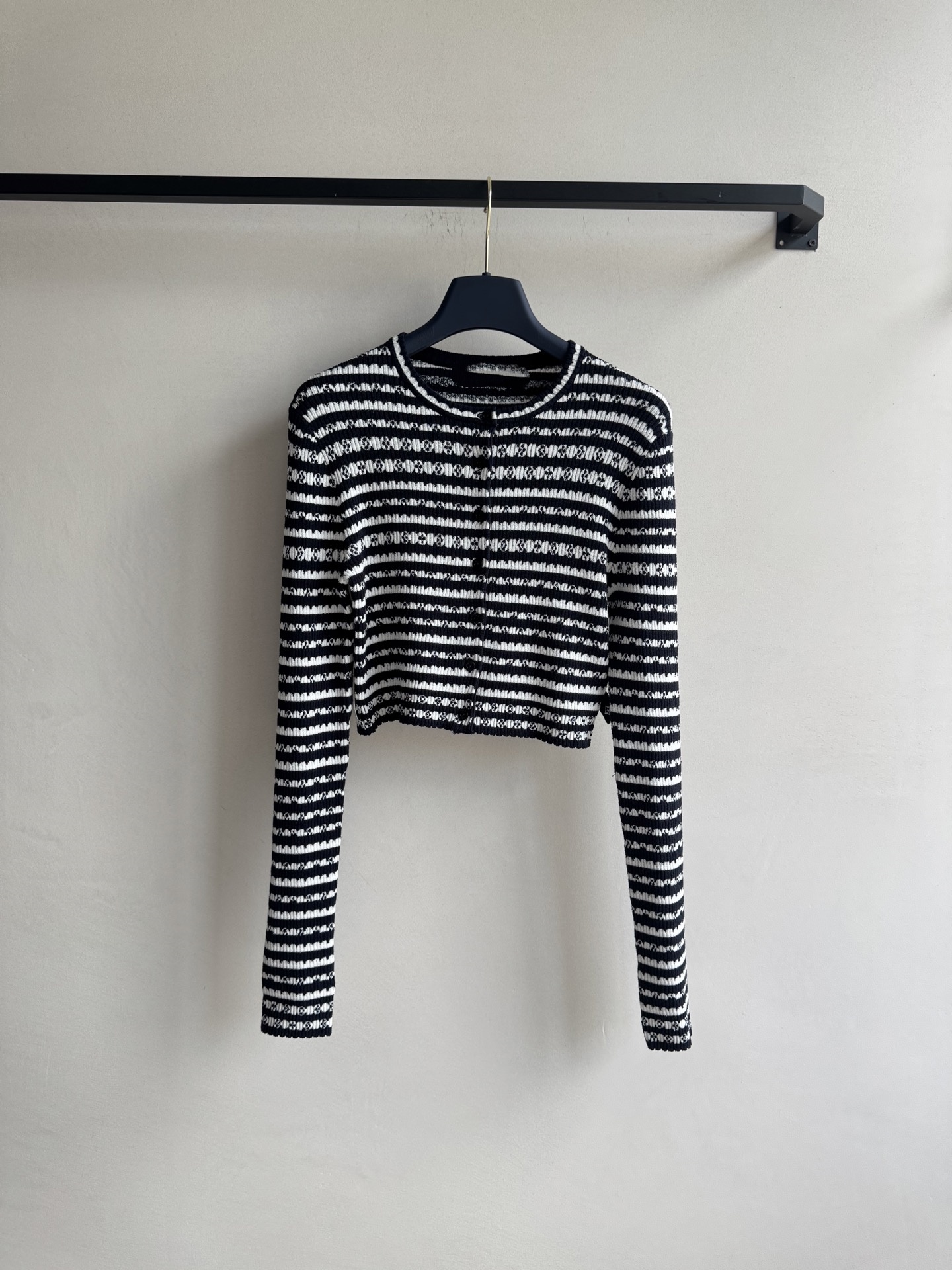 25 new custom cardigans made of cotton and wool fabric, with short silhouette and elevated body proportions