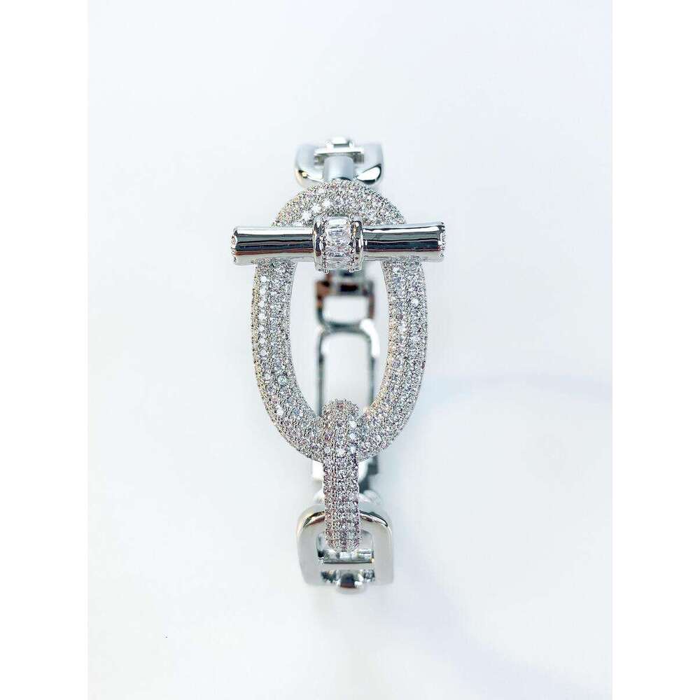 The horizontal bar ot heavy industry exaggerated diamond-encrusted and decorated, hollowed-out cross-opening bracelet for women