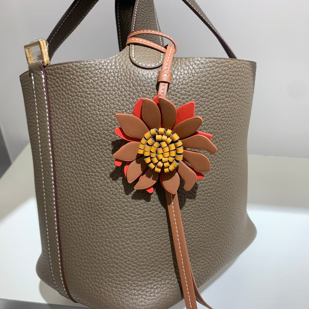 Designer premium Leather flowers keychain bag charm chain car key christmas gift for Women