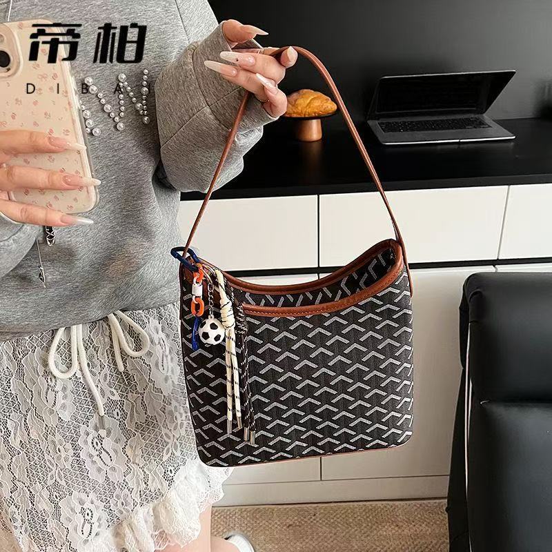 Designer bag shoulder bag tote bag luxurious and fashionable new style small cowhide vegetable basket handbag travel shopping bag large capacity versa
