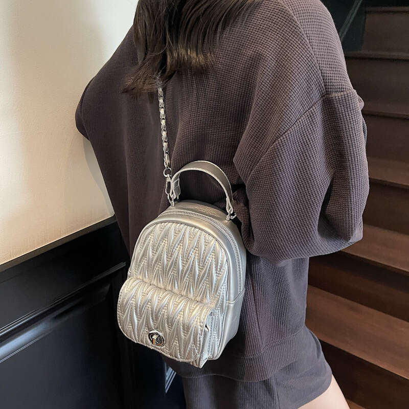Summer Light Luxury Niche Quilted Crossbody Bag for Women Lightweight Commuter 2025 New Chain Small Backpack
