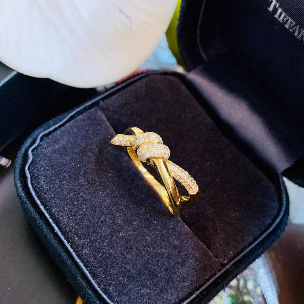 An InS-style knot ring with exquisite pretzels that don't look the same as others, a gentle and elegant commuter girl