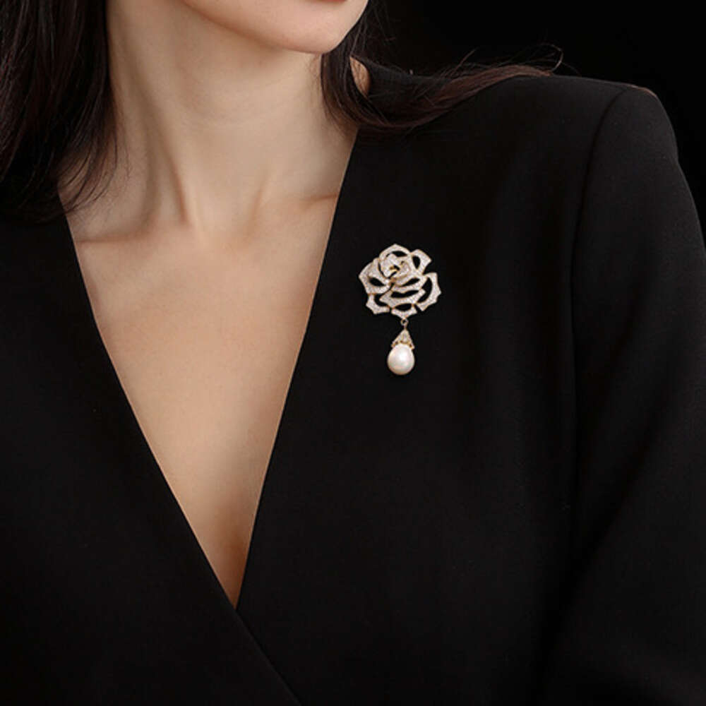 The story of the rose brooch, flower brooch, light luxury and high-end feel, pin, high-end women's accessory