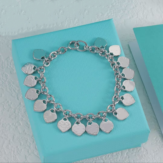 TF Designer Bracelets Heart shaped bracelet Vintage Hand Strap Womens Bracelets for Chic Female hand chain punk bracelets Dainty Heart Themed Bangle Wrist Charm