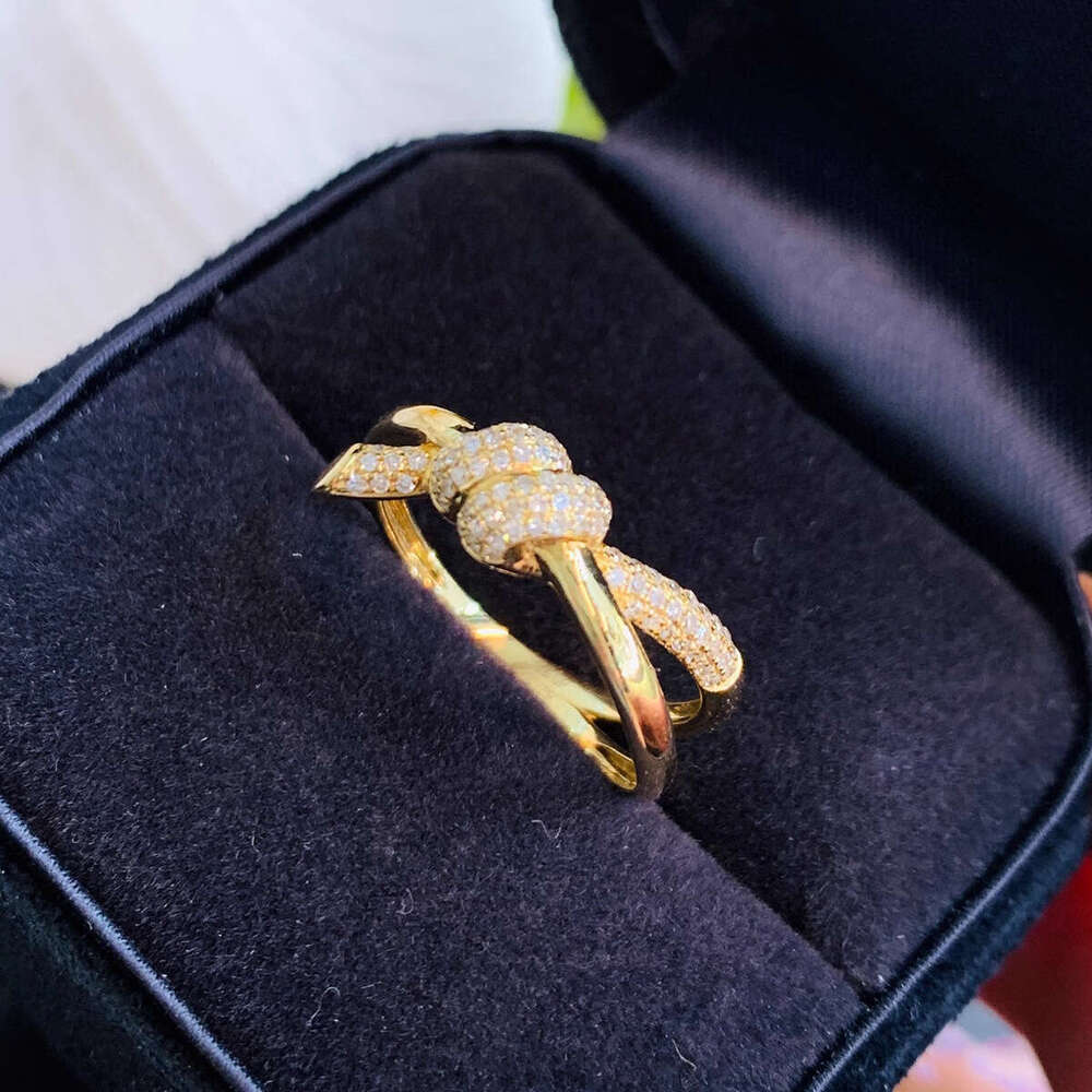 An InS-style knot ring with exquisite pretzels that don't look the same as others, a gentle and elegant commuter girl
