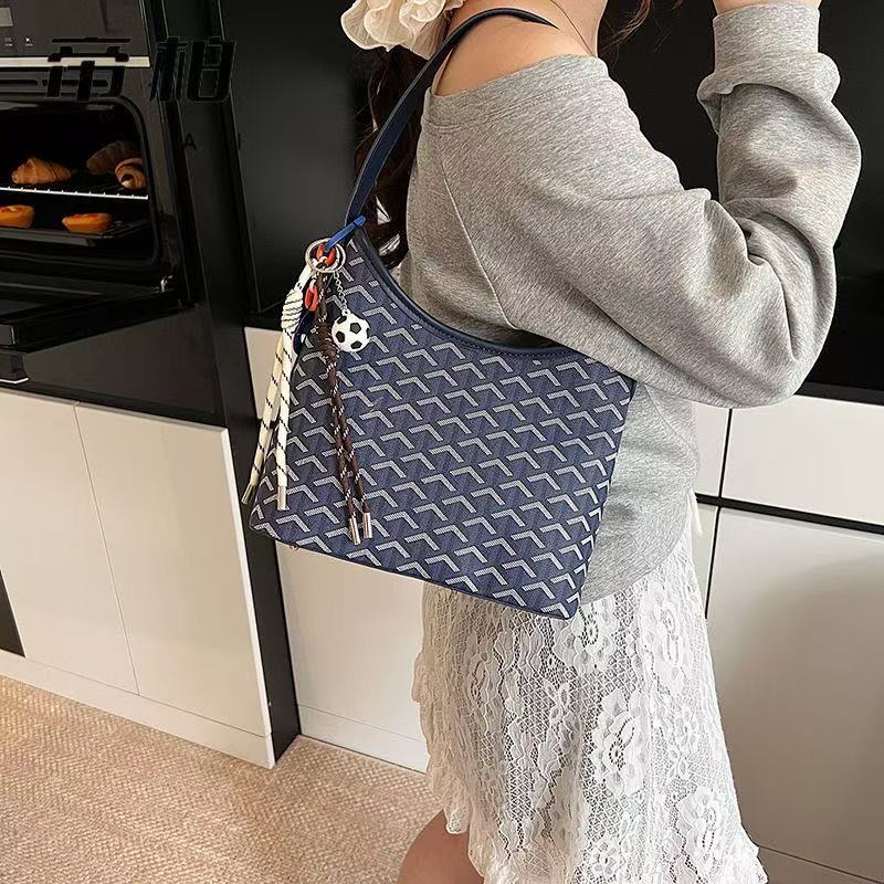 Designer bag shoulder bag tote bag luxurious and fashionable new style small cowhide vegetable basket handbag travel shopping bag large capacity versa