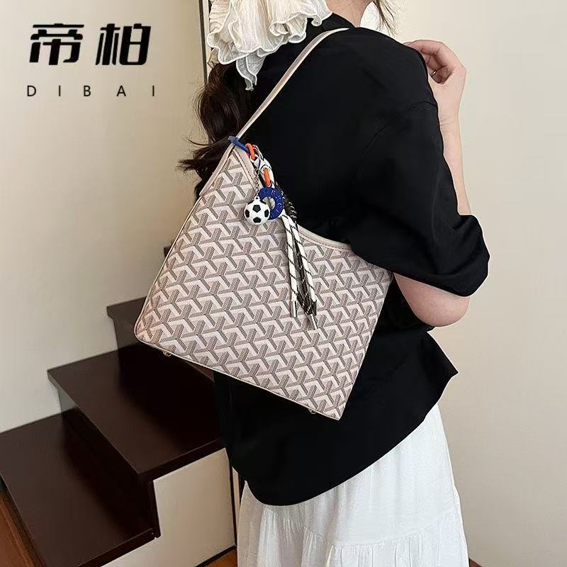 Designer bag shoulder bag tote bag luxurious and fashionable new style small cowhide vegetable basket handbag travel shopping bag large capacity versa