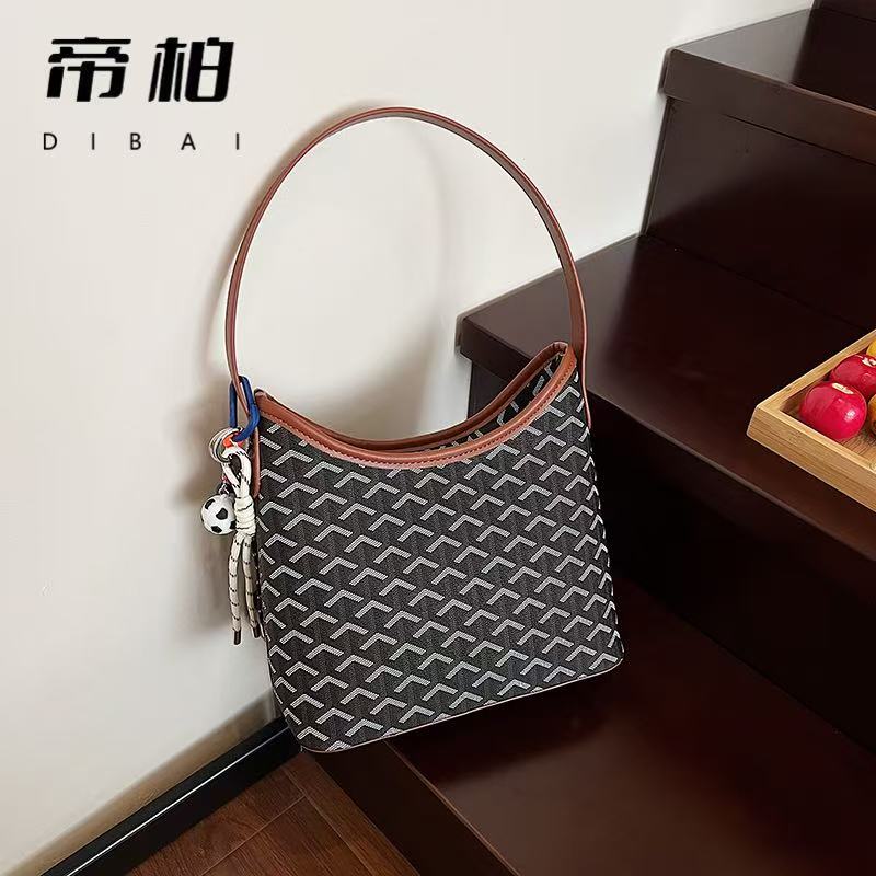 Designer bag shoulder bag tote bag luxurious and fashionable new style small cowhide vegetable basket handbag travel shopping bag large capacity versa