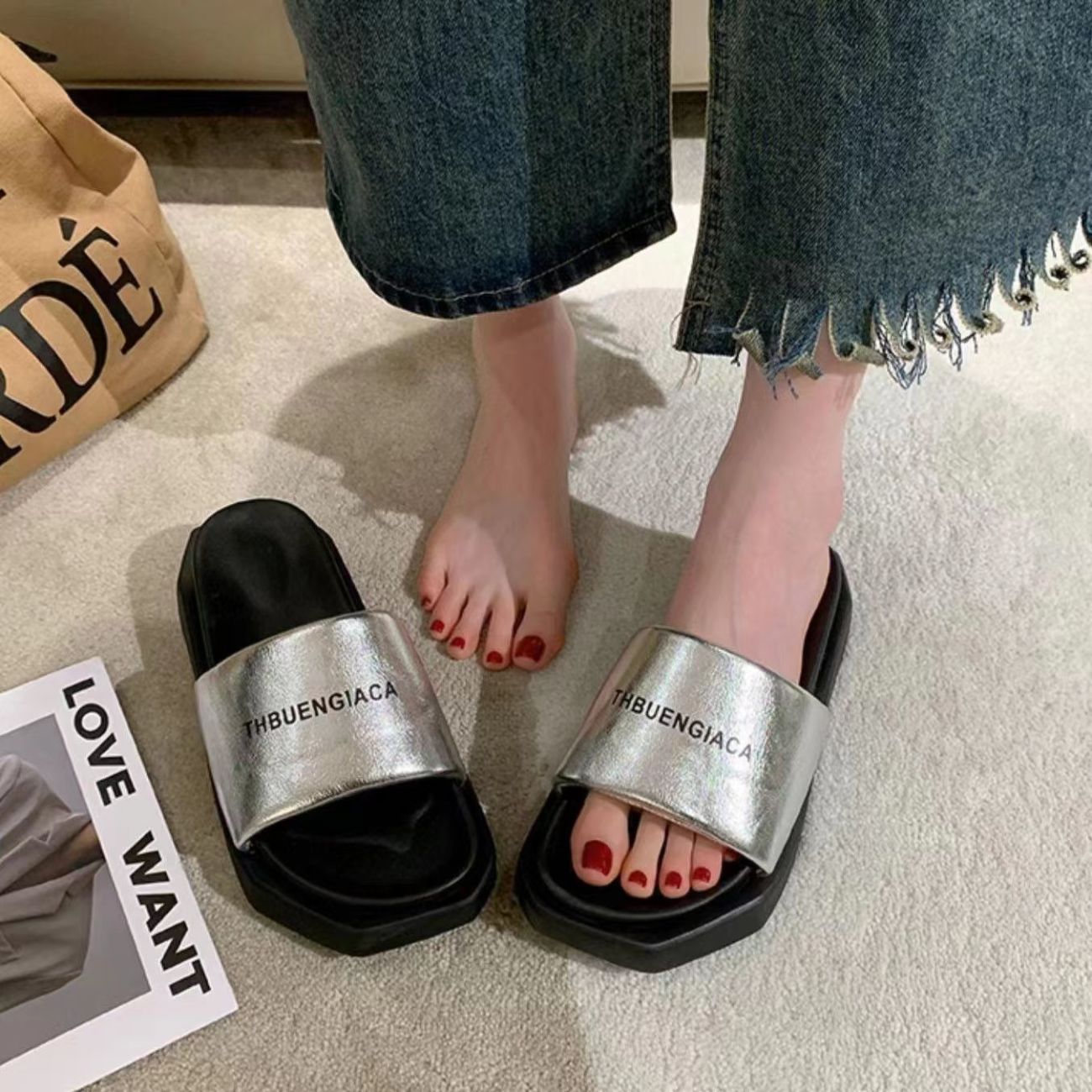 2025 Luxury Design Sandals Slippers New Sandals Fashion Summer Hot Selling Flat Bottom Embroidered Pattern Letter Non slip Sandals Size 35-40