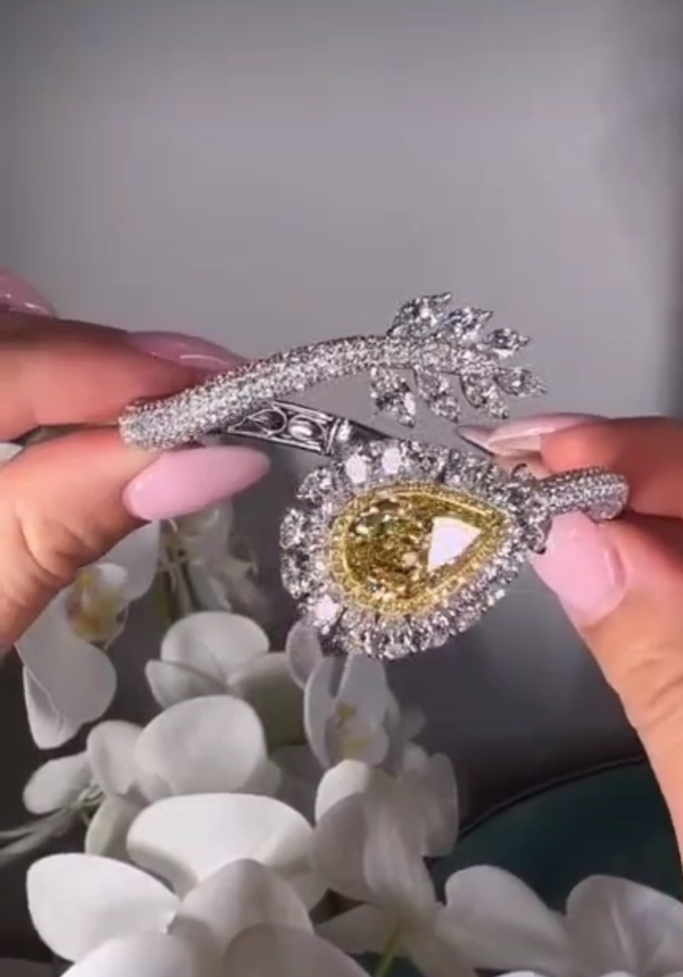 2025 Rulalei Handmade Sparkling Luxury Jewelry 18K White Gold Fill Pear Cut Yellow 5A Cubic Zircon CZ Diamond Gemstones Party Women Weding Open Bangle