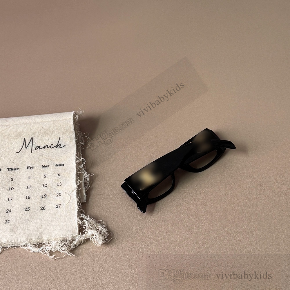 Lady style Kids INS girls leopard metal letter square frame sunglasses summer children Uv 400 goggles beach sunblock shade S1698 Z260305