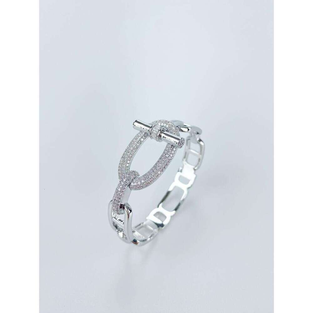 The horizontal bar ot heavy industry exaggerated diamond-encrusted and decorated, hollowed-out cross-opening bracelet for women