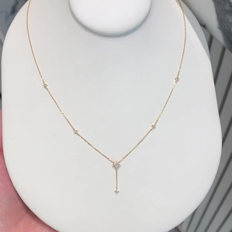 Luxury Fashionable Four Leaf Clover Pendant Necklace Versatile Finery for Women Exquisitely Crafted Textured Chain Light Adornment Elegant Delicate Je