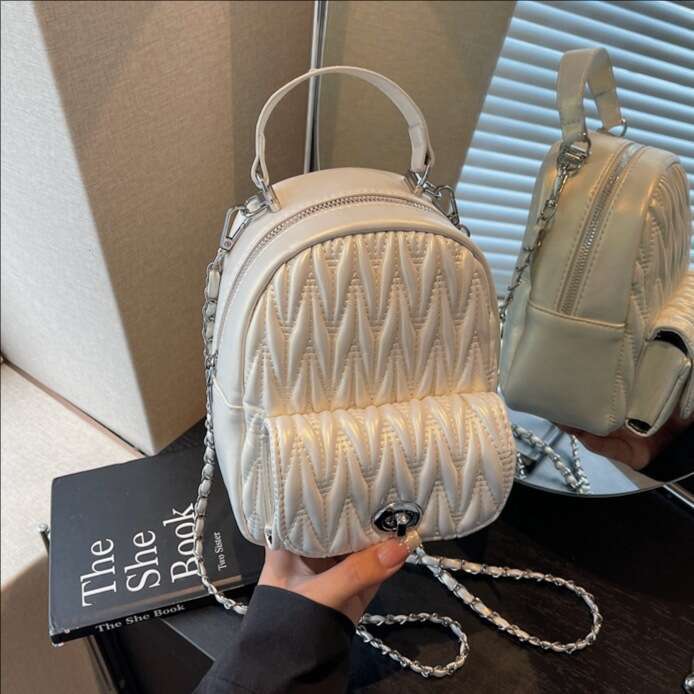 Summer Light Luxury Niche Quilted Crossbody Bag for Women Lightweight Commuter 2025 New Chain Small Backpack