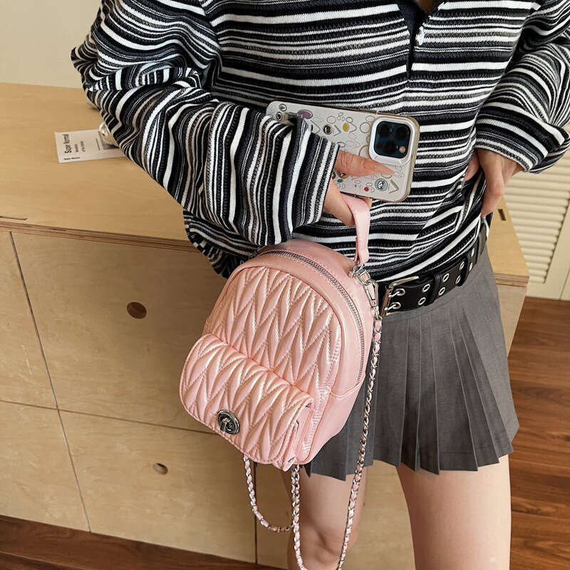 Summer Light Luxury Niche Quilted Crossbody Bag for Women Lightweight Commuter 2025 New Chain Small Backpack