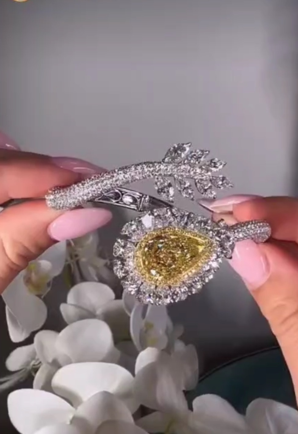 2025 Rulalei Handmade Sparkling Luxury Jewelry 18K White Gold Fill Pear Cut Yellow 5A Cubic Zircon CZ Diamond Gemstones Party Women Weding Open Bangle