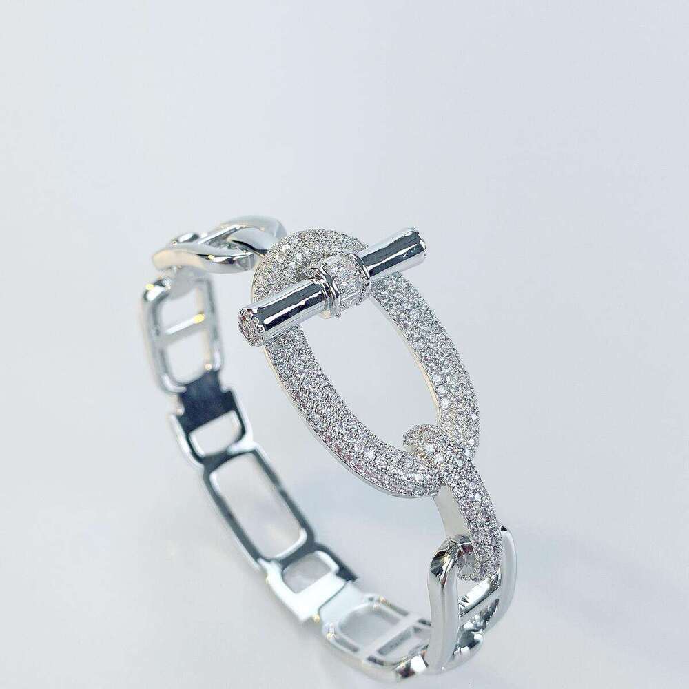 The horizontal bar ot heavy industry exaggerated diamond-encrusted and decorated, hollowed-out cross-opening bracelet for women