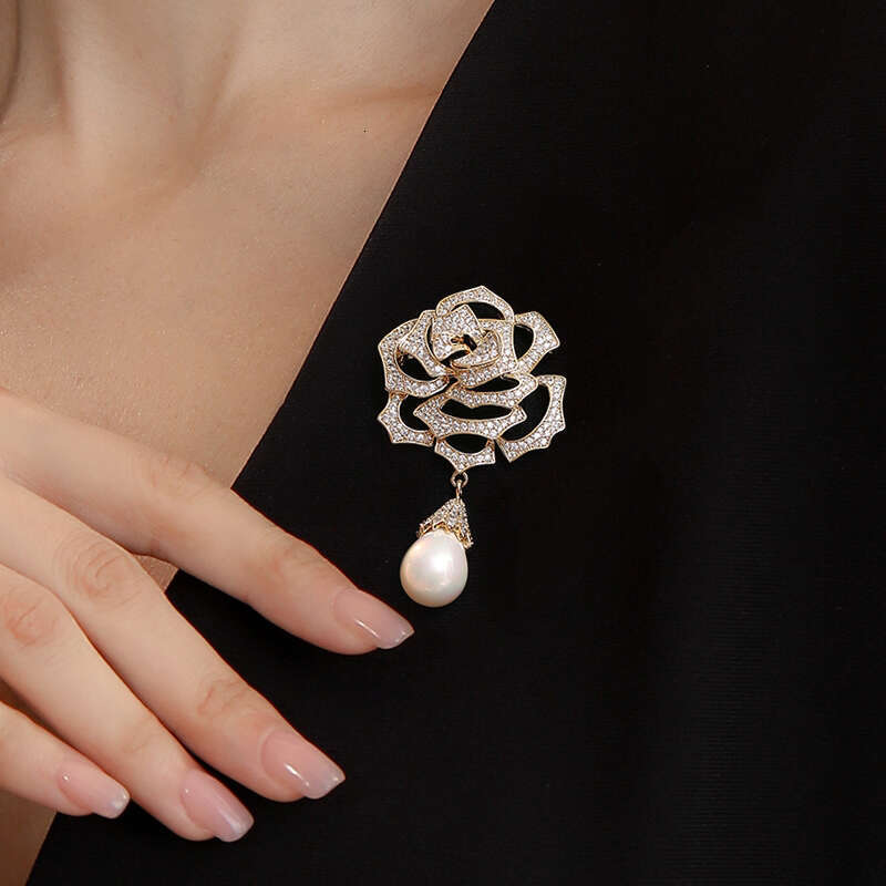 The story of the rose brooch, flower brooch, light luxury and high-end feel, pin, high-end women's accessory