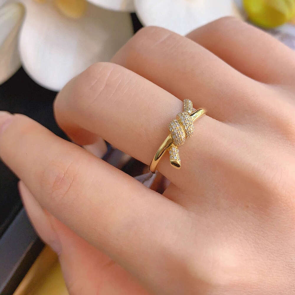 An InS-style knot ring with exquisite pretzels that don't look the same as others, a gentle and elegant commuter girl