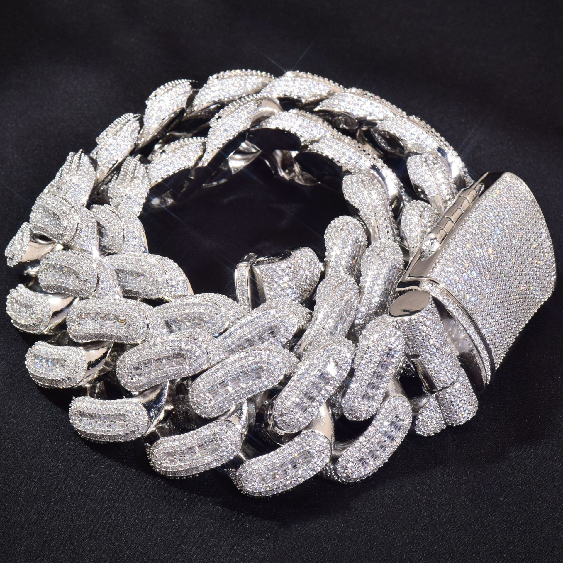 28mm Heavy Duty Luxury VVS Moissanite Iced Out Hip Hop T-Step Diagonal Clasp Cuban Chain Unisex Versatile Statement Jewelry Passes the Diamond Tester