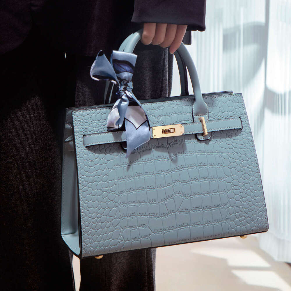 High-Quality Texture 2024 New Trendy Fashionable Elegant Women's For Middle-Aged Ladies Crocodile Pattern Handbag Mom Bag