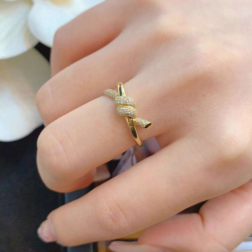 An InS-style knot ring with exquisite pretzels that don't look the same as others, a gentle and elegant commuter girl
