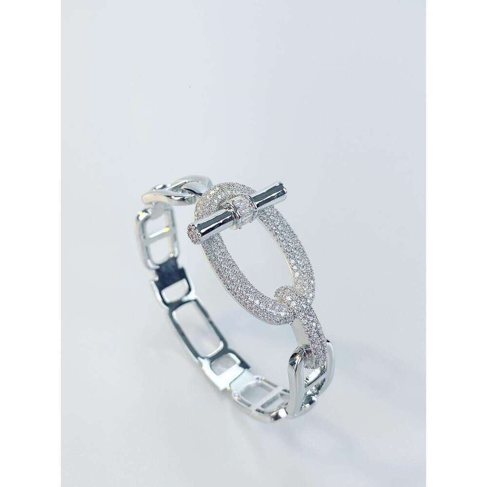 The horizontal bar ot heavy industry exaggerated diamond-encrusted and decorated, hollowed-out cross-opening bracelet for women